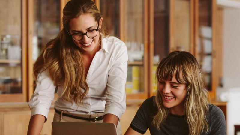 female tutor talking to a female student