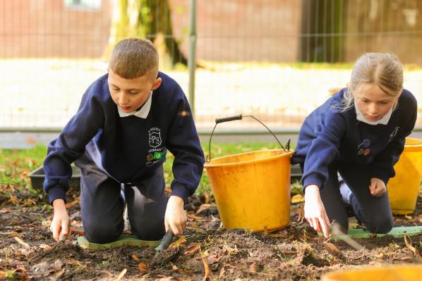 04. Pupils uncovering artefacts