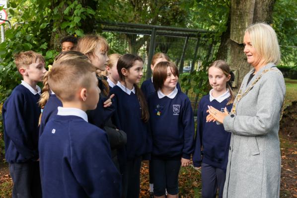07. Lord Mayor Tracy Kelly discussing the dig with pupils