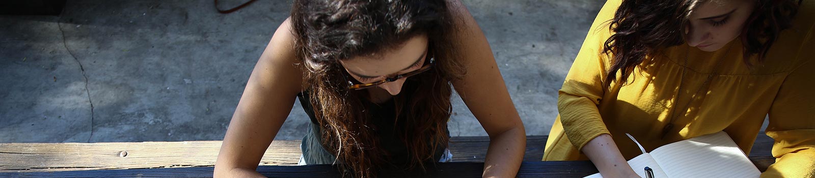 2 female students reading