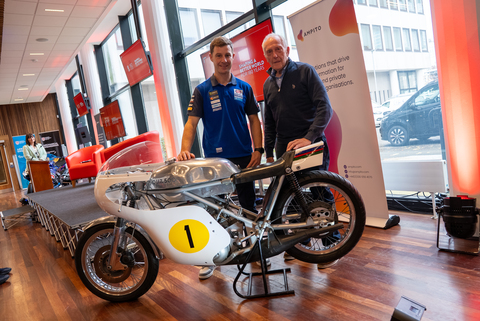 Jonathan Rea pictured with Ray McCullough and the iconic QUB 500