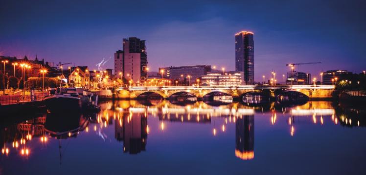 Queen's Bridge at night