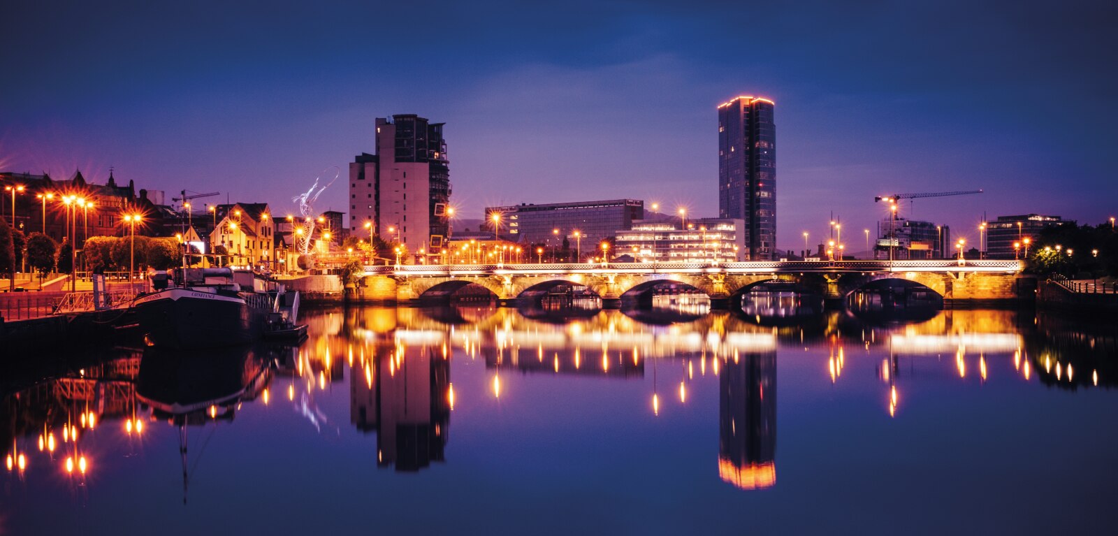 Queen's Bridge at night