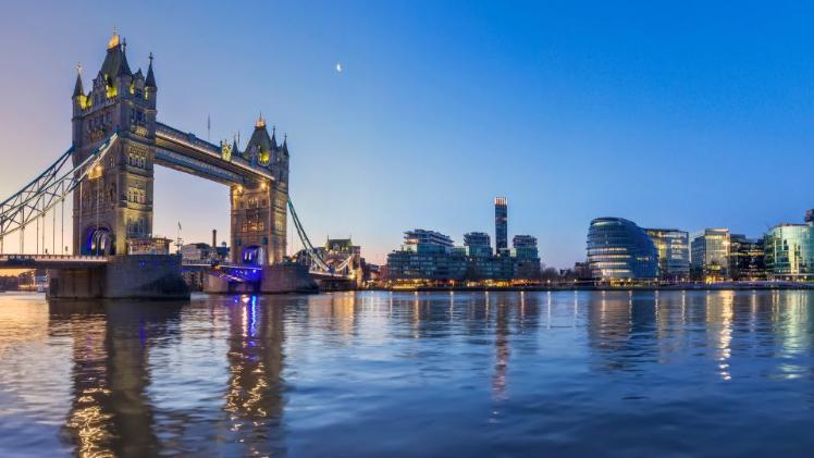 London bridge at dusk