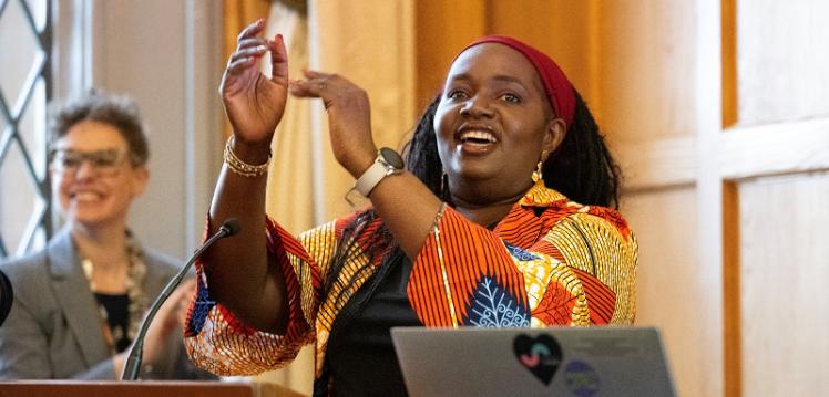 singing-woman-at-lectern-in-colourful-clothing